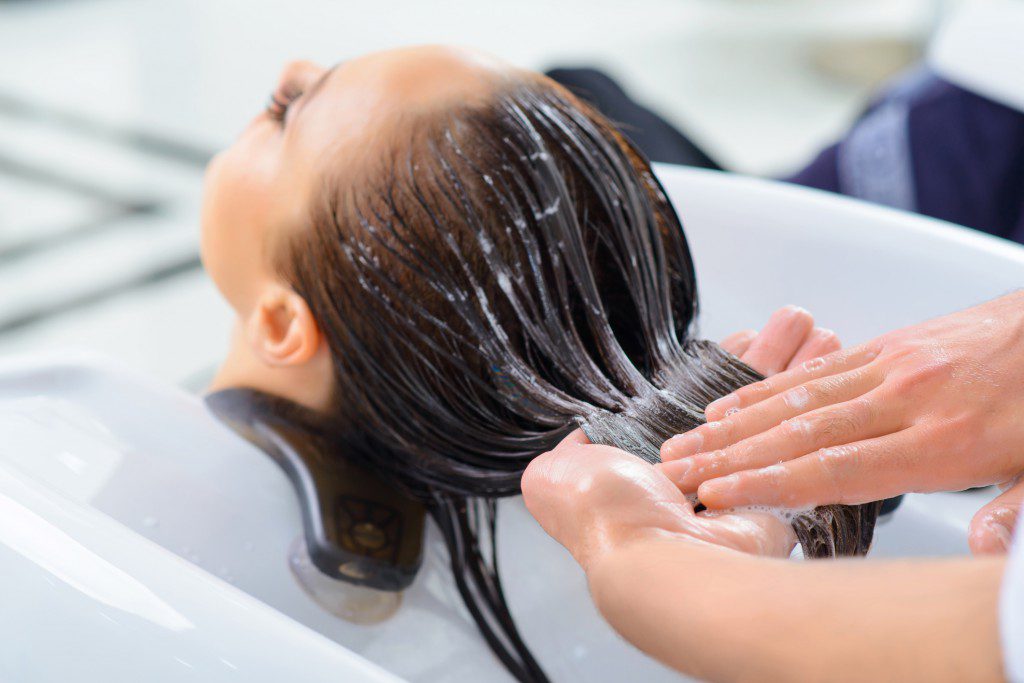 Co to jest serum do włosów? Poznaj jego działanie i sprawdź, jak go stosować