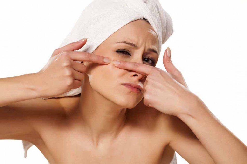 Na czym polega oczyszczanie twarzy u kosmetyczki? Metody, spodziewane efekty i czy rzeczywiście warto