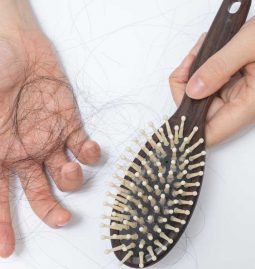 jak dbać o włosy przy niedoczynności tarczycy?