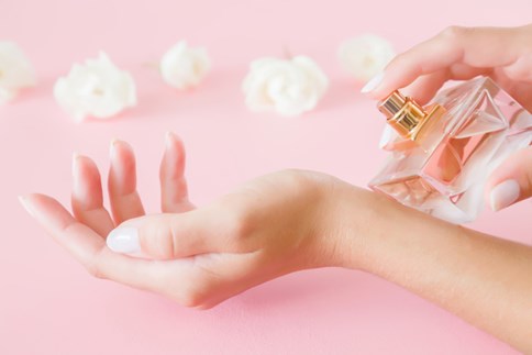 Jak sprawić, by perfumy dłużej utrzymywały się na skórze?