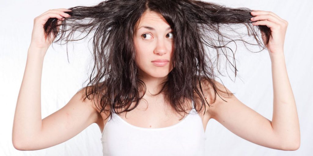 Jak dbać o przetłuszczające się włosy? Sprawdzone sposoby na tłuste włosy