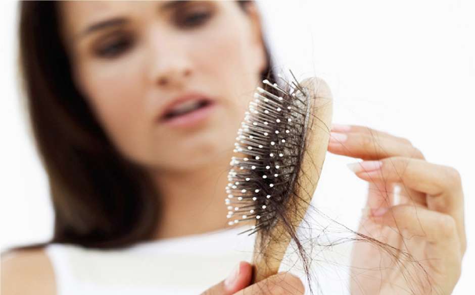 Wypadanie włosów i łysienie – przyczyny i sposoby zapobiegania
